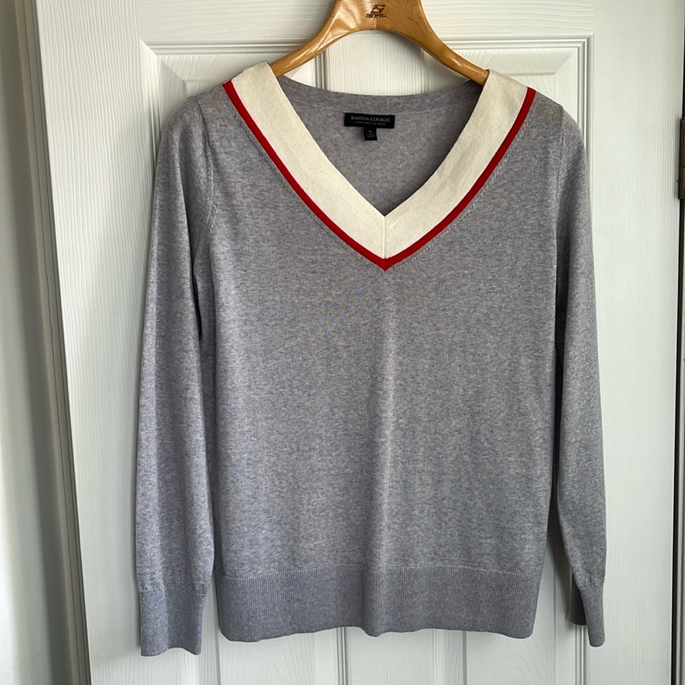 Banana Republic sz S light gray v-neck sweater w/cream neckline & red accent
